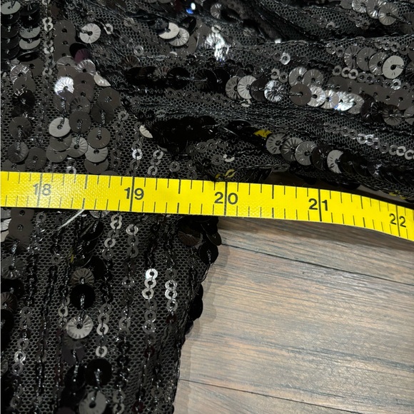 127. H&M black sequined top with a low stand-up collar and long sleeves - Picture 6 of 6